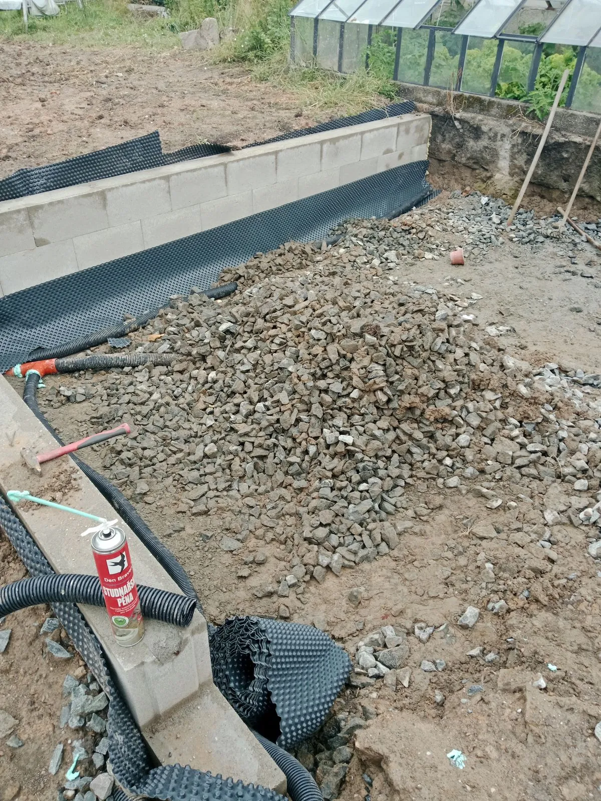 Drenáž a nopová fólie u základů domu