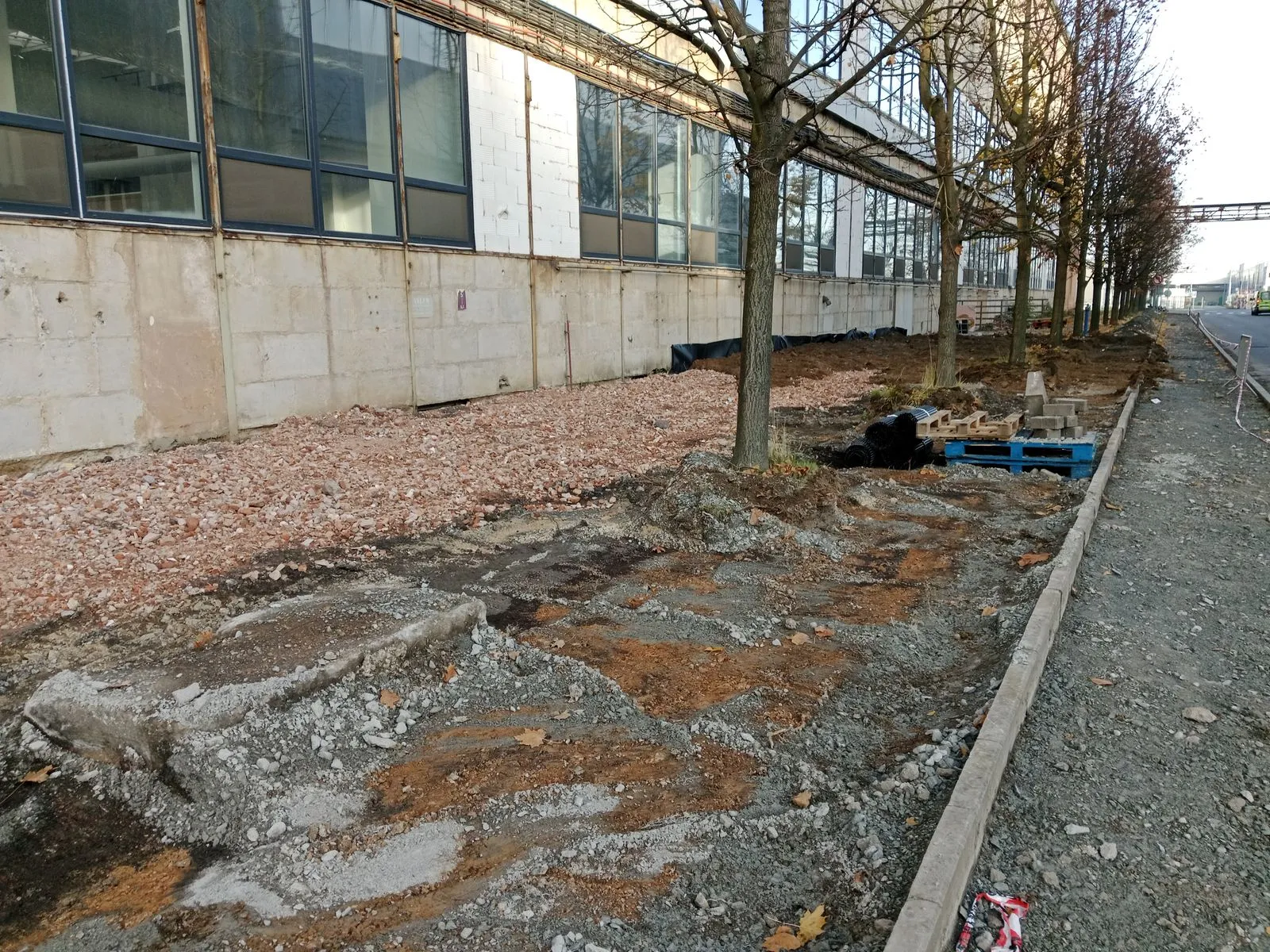 Odkopání a štěrk podél haly – Plzeňsko