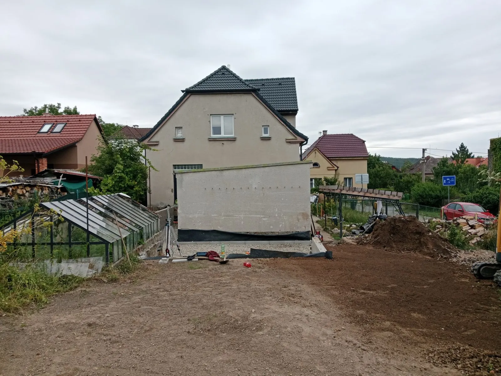 Srovnaný terén za domem před dlážděním